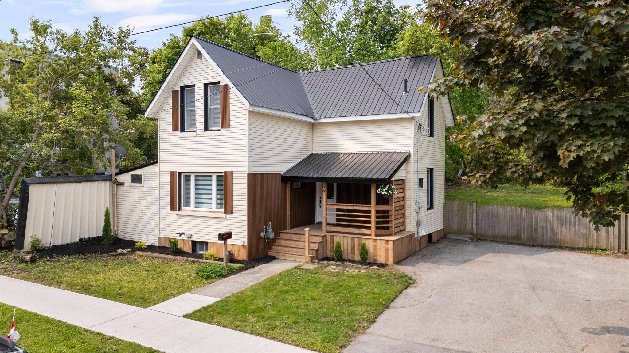 Orillia, ON L3V 5Y3,17 Douglas ST