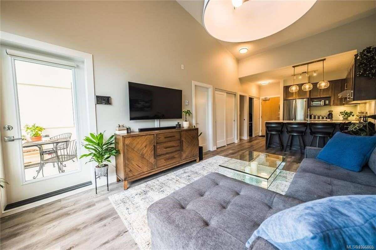 Nanaimo, BC V9R 0K4,20 Barsby Ave #514