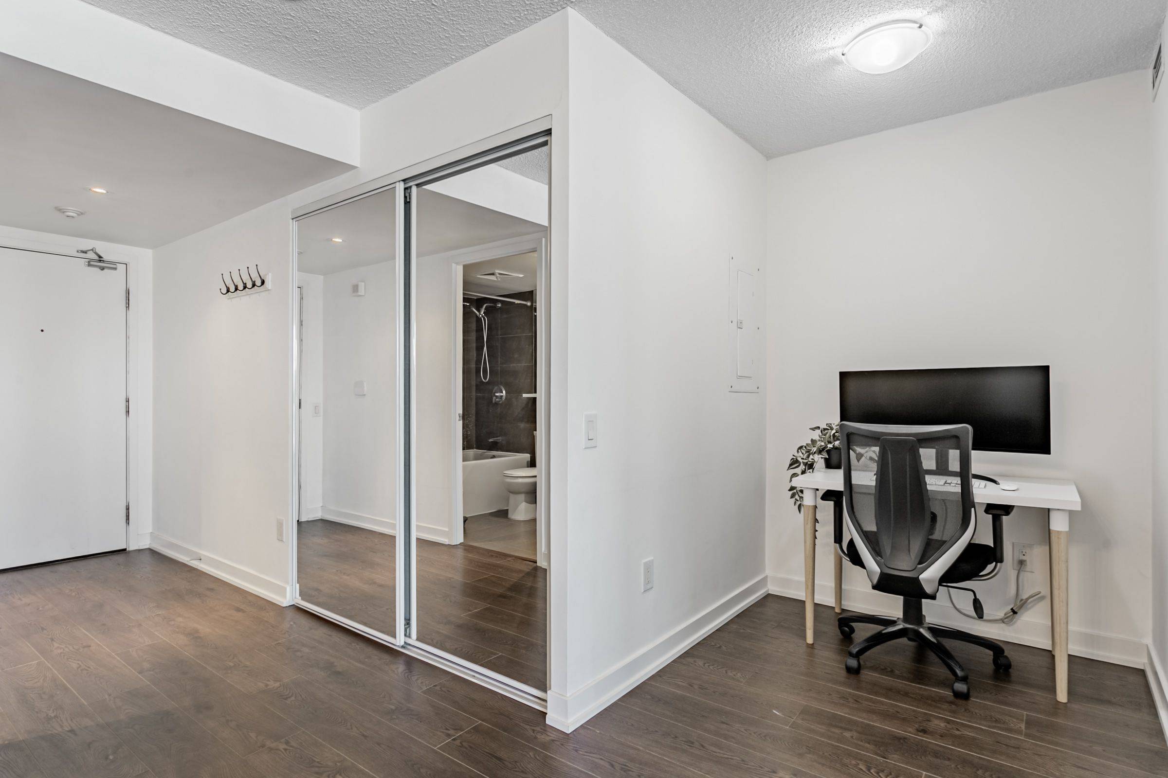 Toronto C15, ON M2K 0C1,121 McMahon DR #703