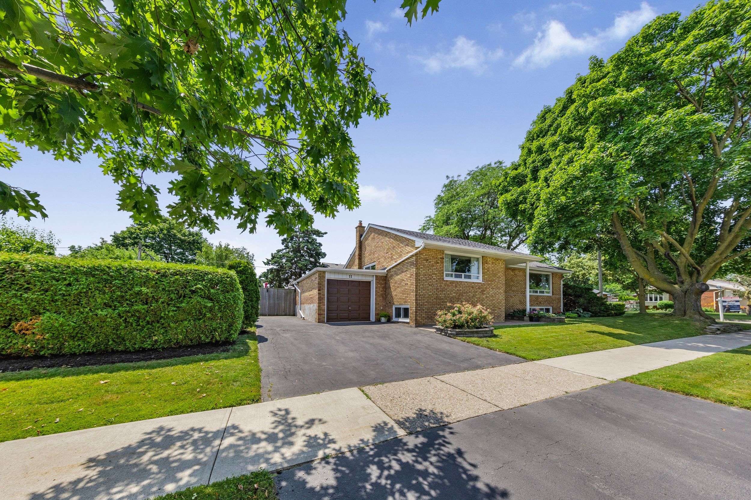 Toronto W09, ON M9R 1N1,11 Nugent RD