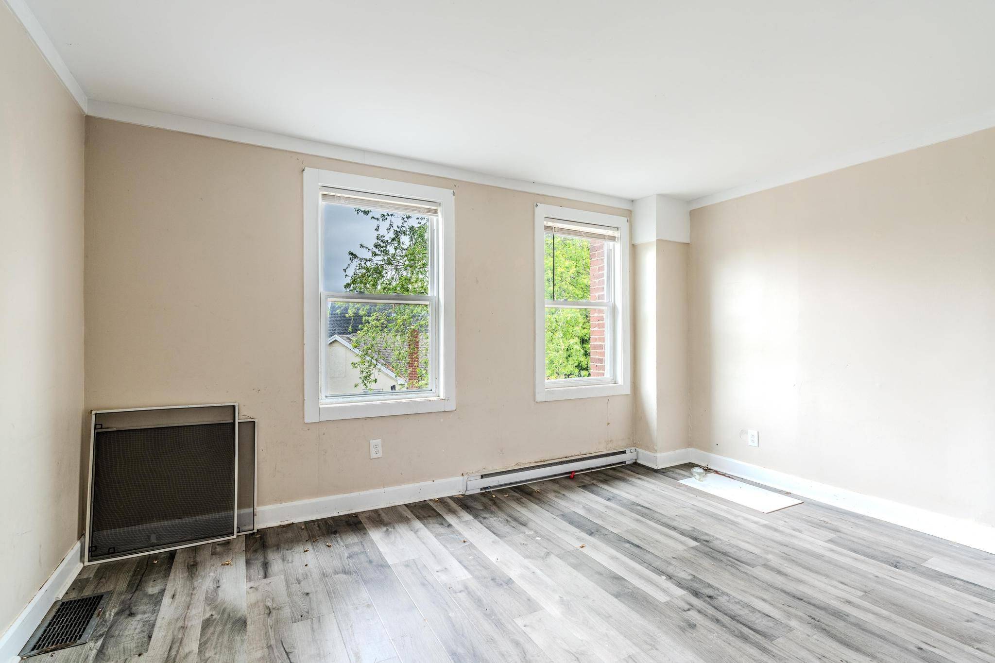 Thorold, ON L2V 1H4,108 Niagara Falls RD
