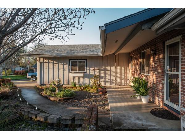 1141 NE SPRINGWOOD DR, Albany, OR 97321