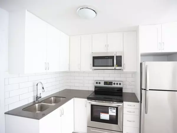 Toronto C02, ON M5R 3B7,245 Howland AVE #C01