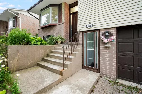 Newmarket, ON L3Y 5C4,372 Dixon BLVD