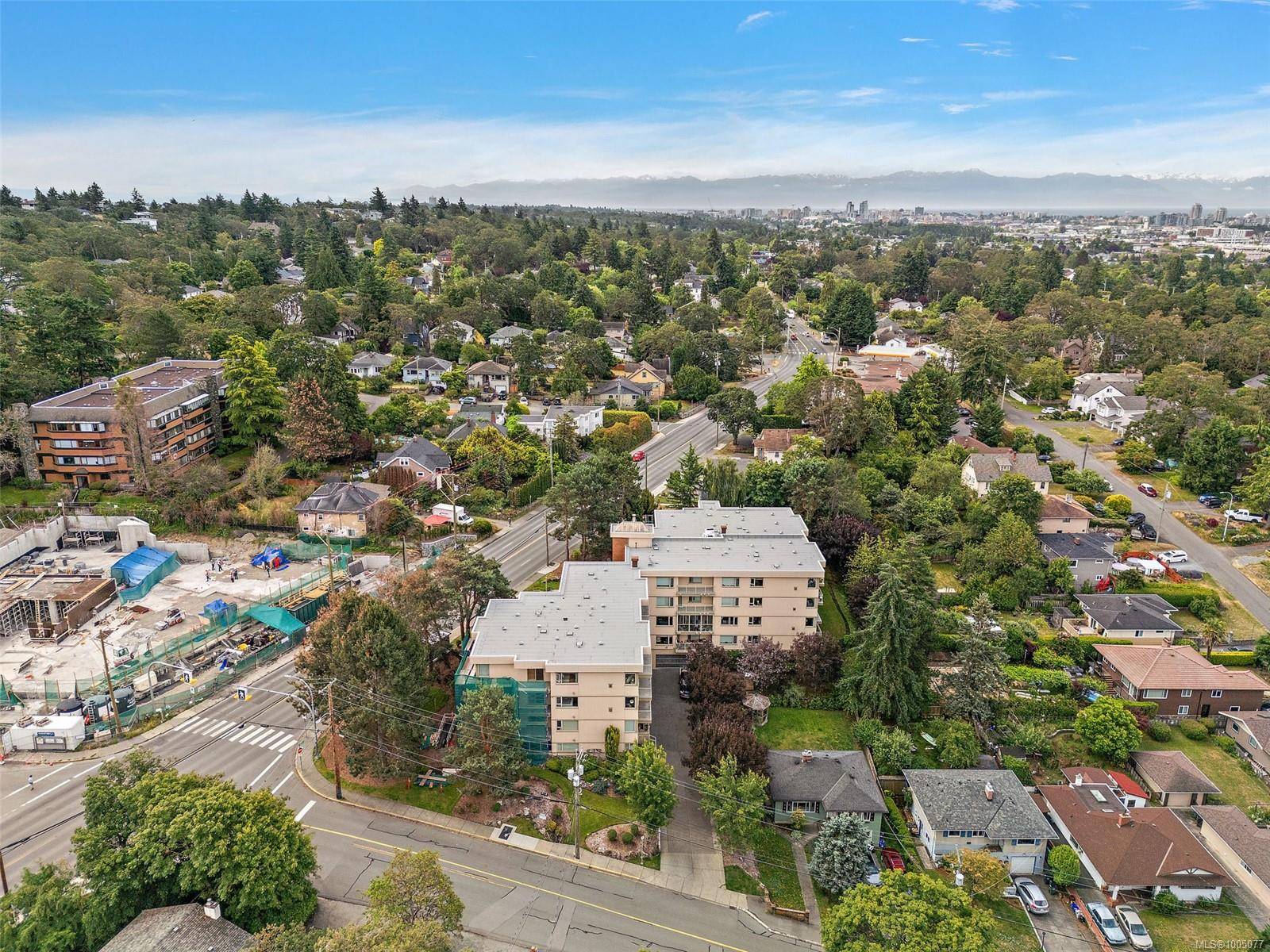 3880 Quadra St #306, Saanich, BC V8X 1H8