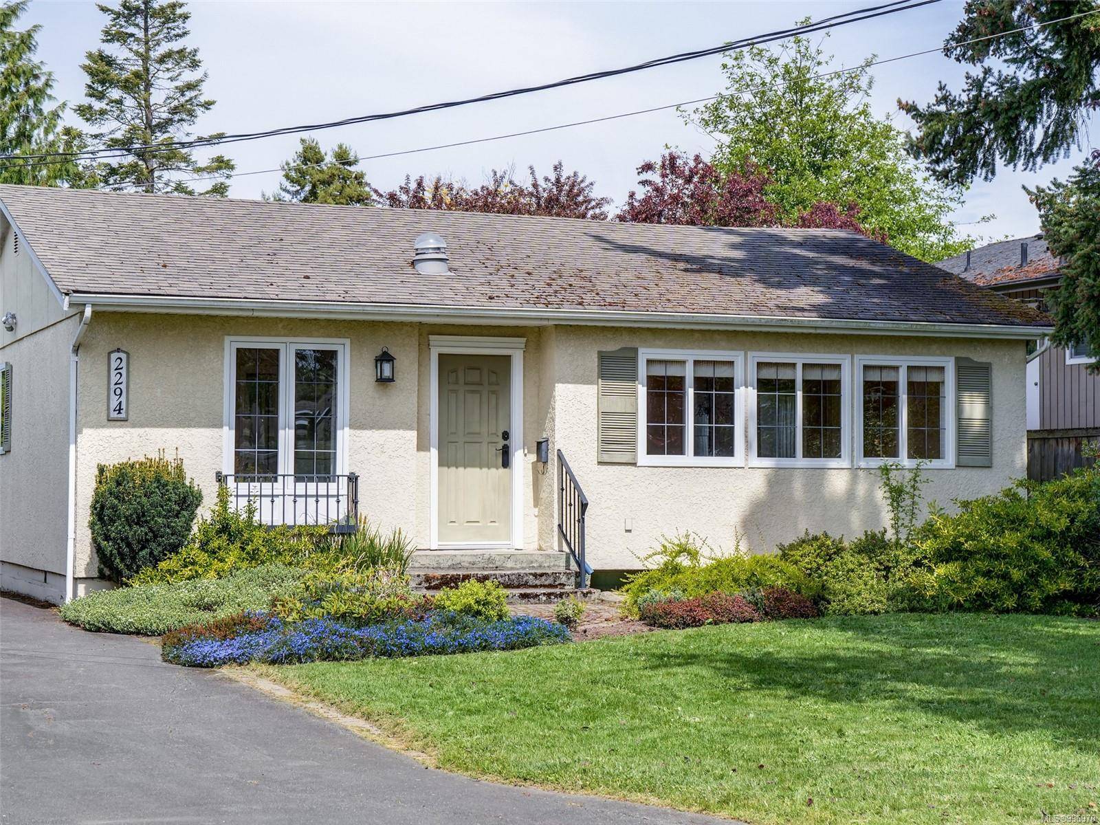 2294 Bradford Ave, Sidney, BC V8L 2E1