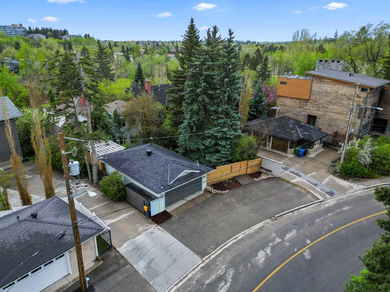 Calgary, AB T2S0N1,603 Hillcrest AVE Southwest
