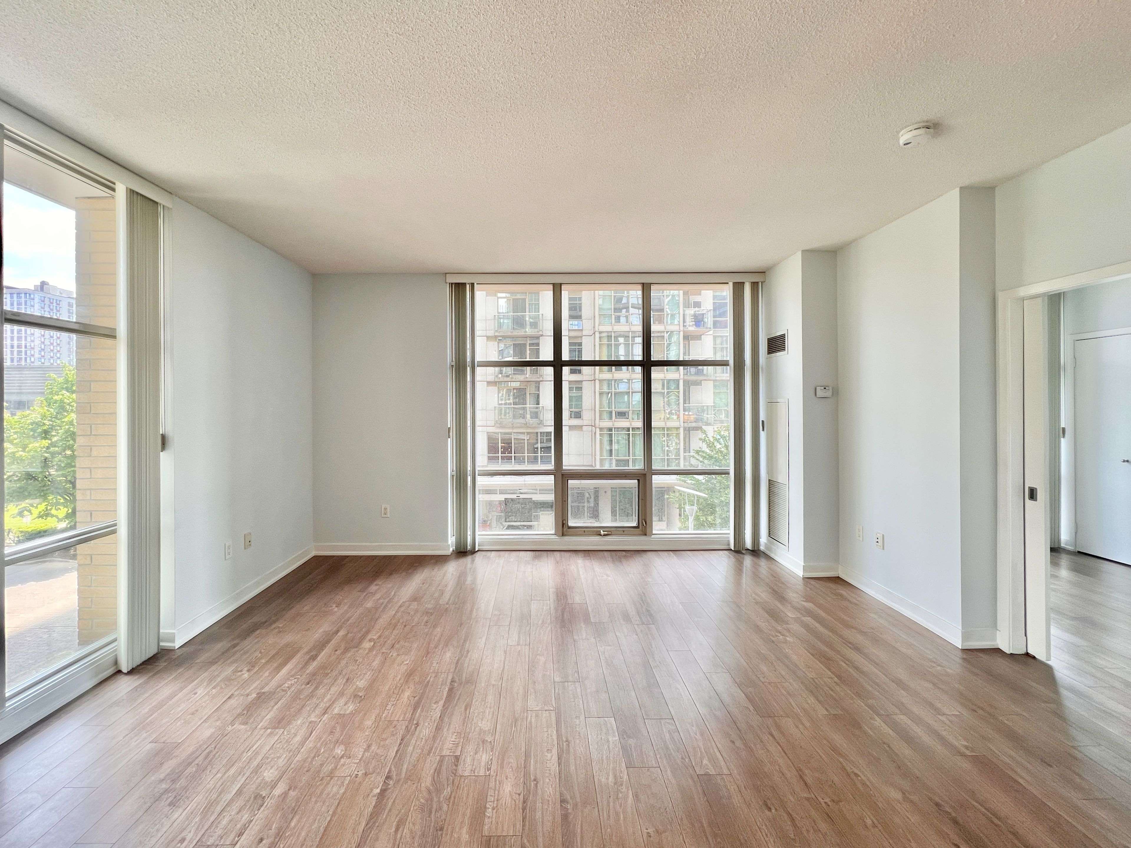 Toronto C01, ON M5V 3V5,9 Spadina AVE #203