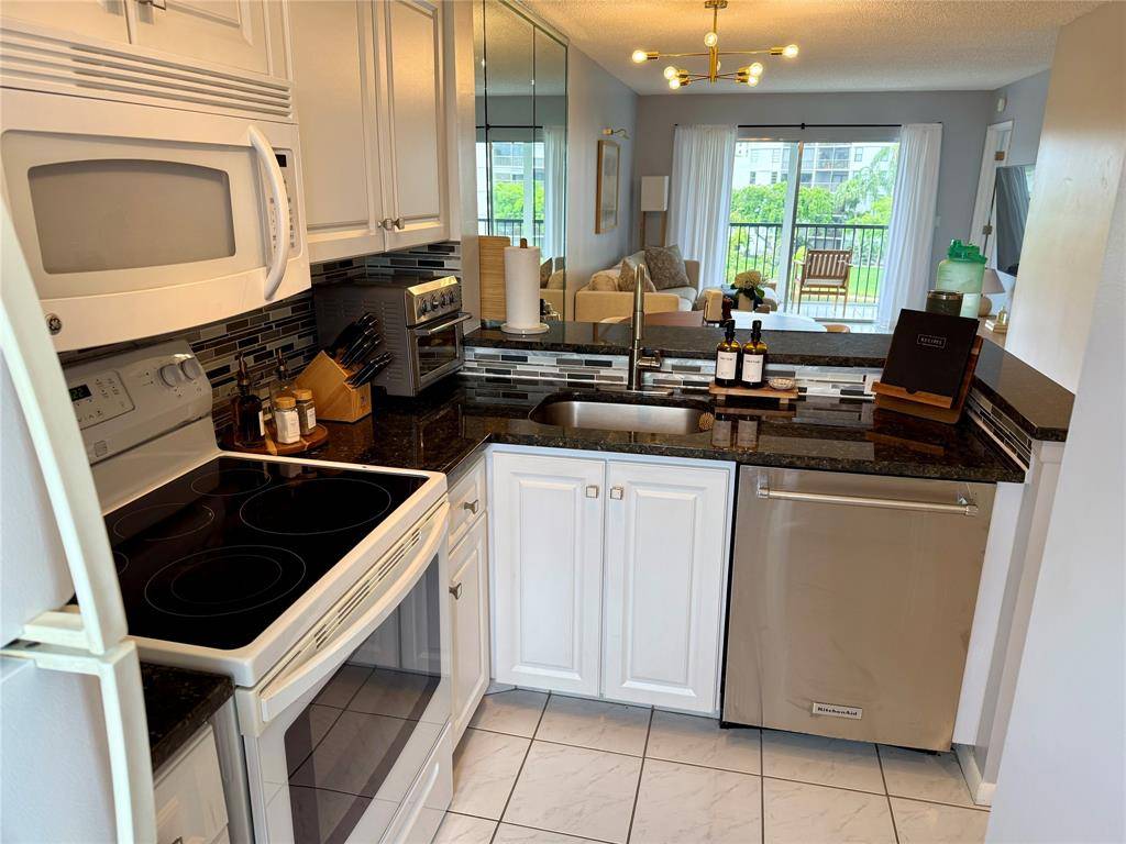 Pompano Beach, FL 33069,2222 N Cypress Bend Dr #408