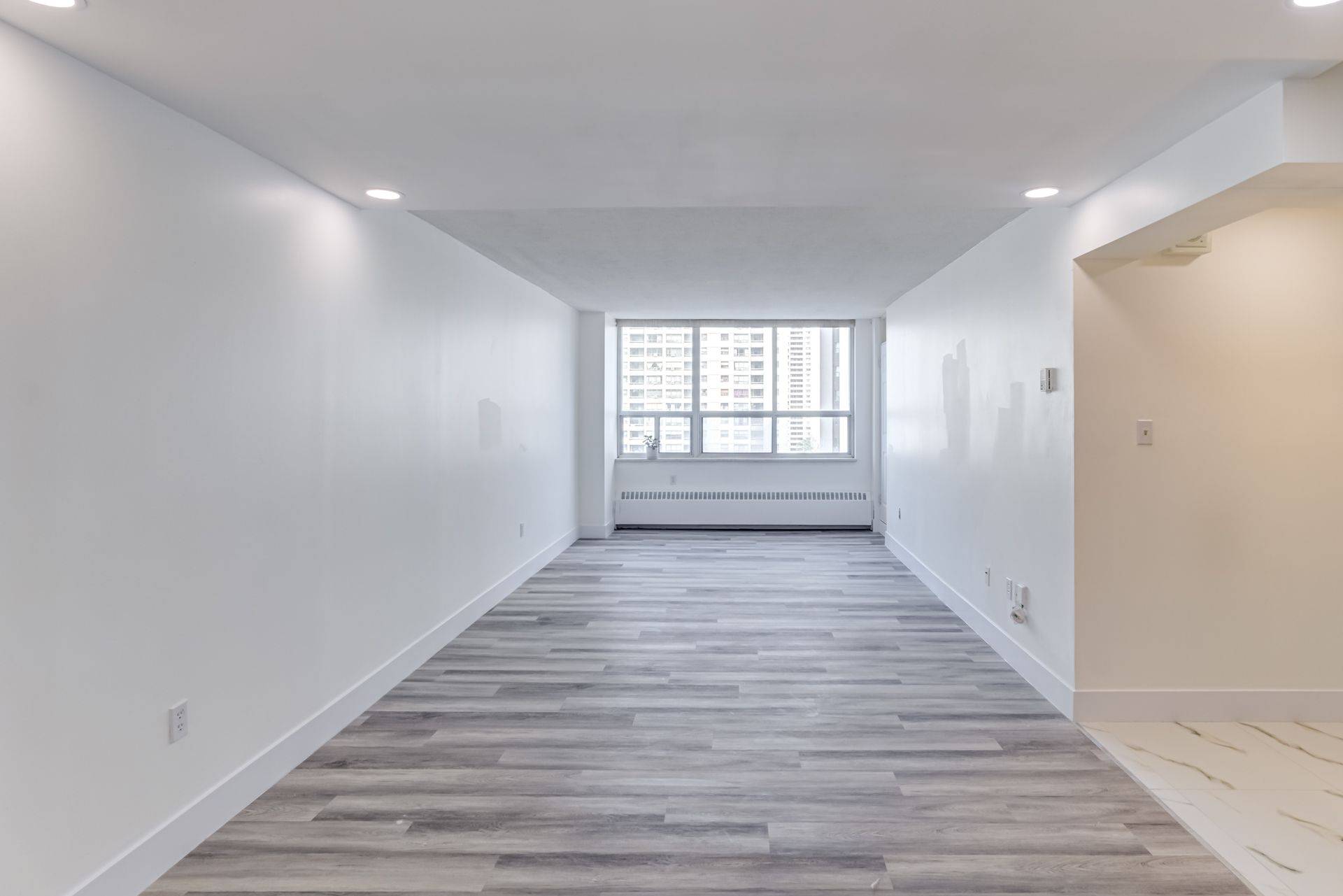 Toronto W09, ON M9R 1T4,390 Dixon RD #1013