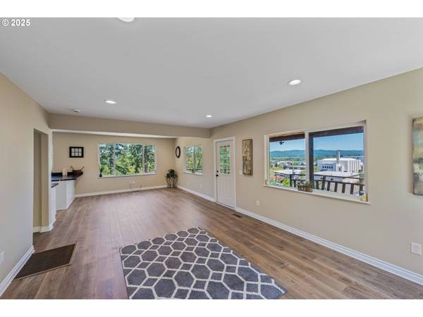 831 S 11th ST, Coos Bay, OR 97420