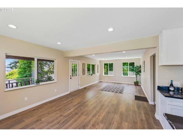 831 S 11th ST, Coos Bay, OR 97420