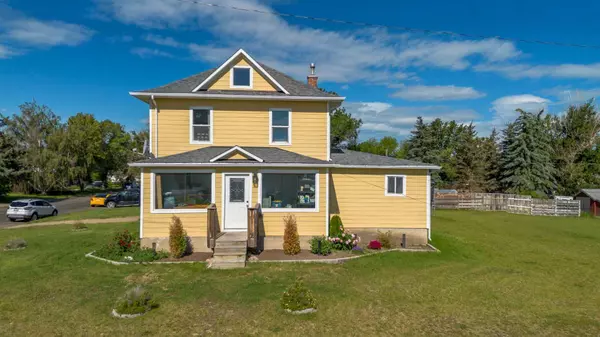 202 4 ST, Warner, AB T0K 2L0