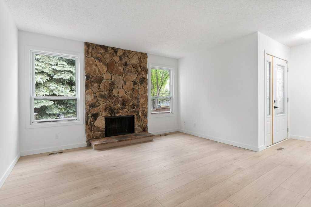 Calgary, AB T2J 6G9,132 Deerview DR Southeast