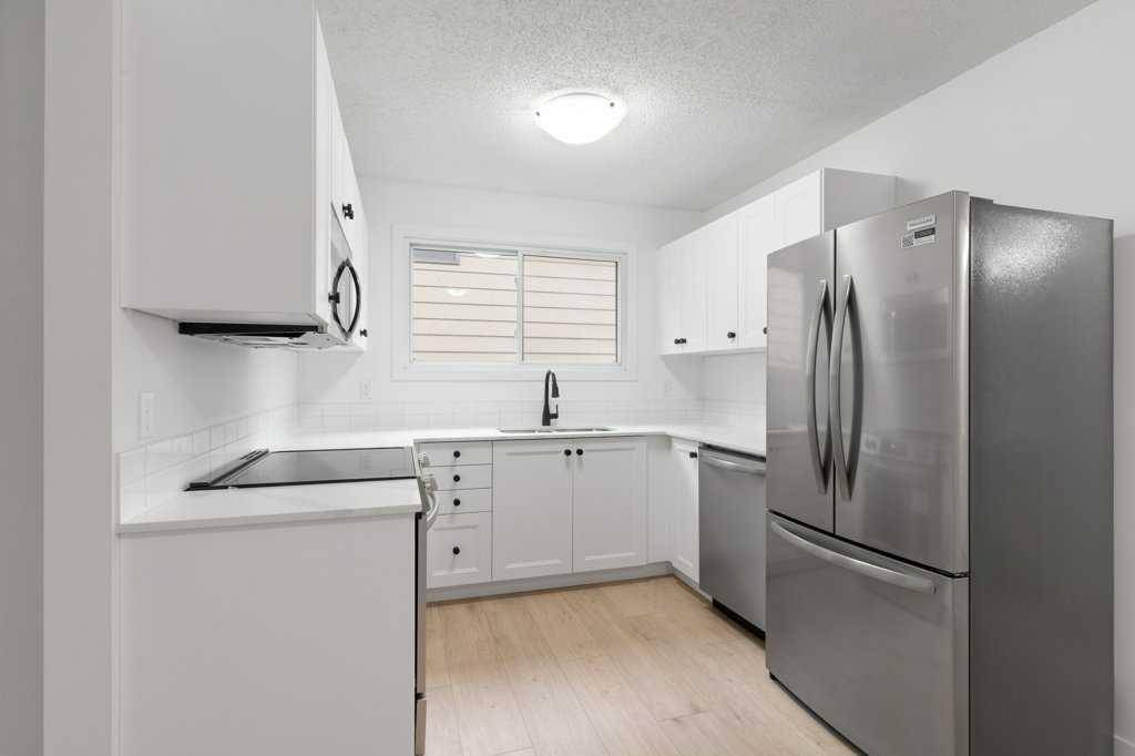 Calgary, AB T2J 6G9,132 Deerview DR Southeast
