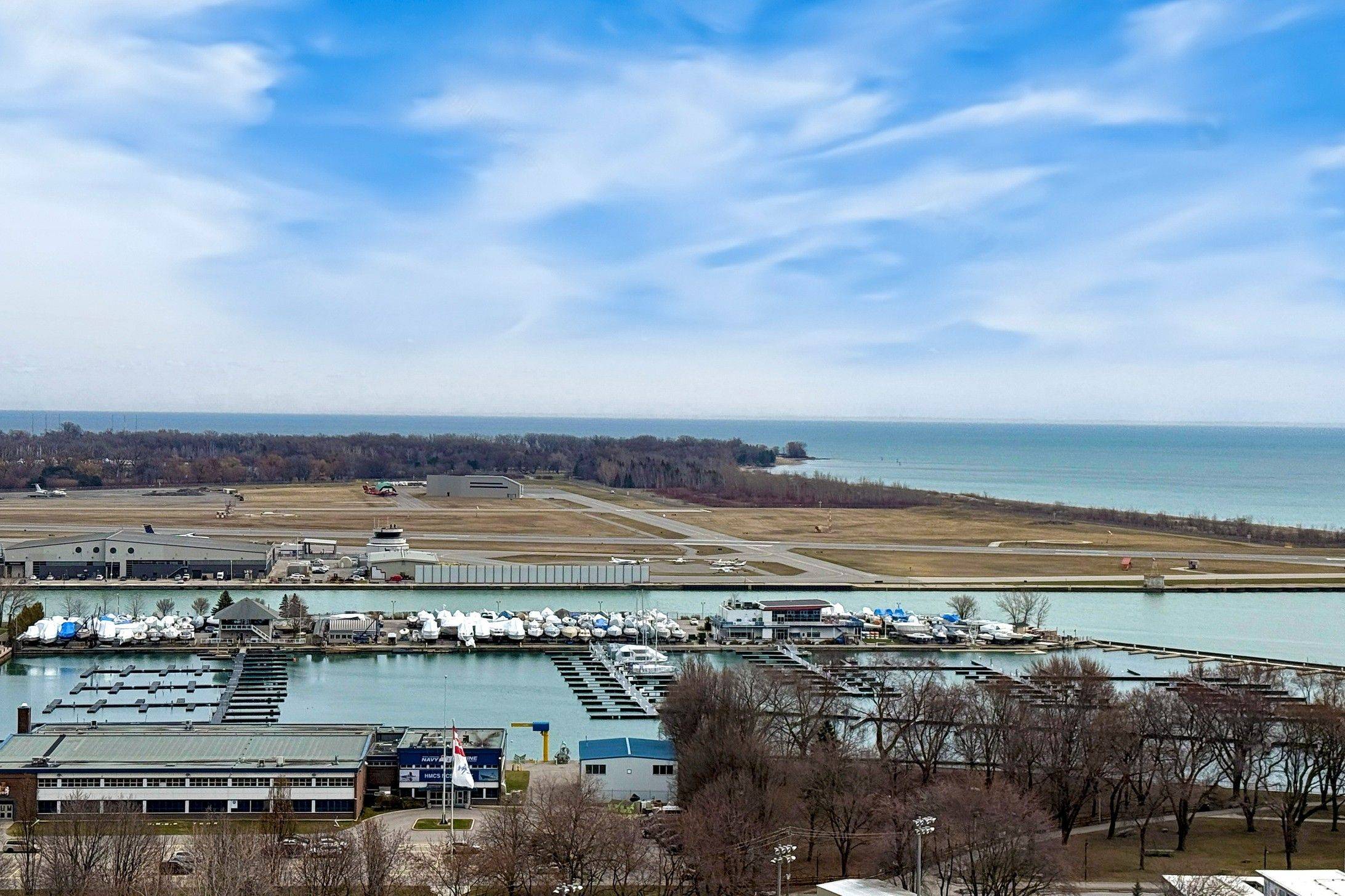 Toronto C01, ON M5V 1B1,219 Fort York BLVD #2205