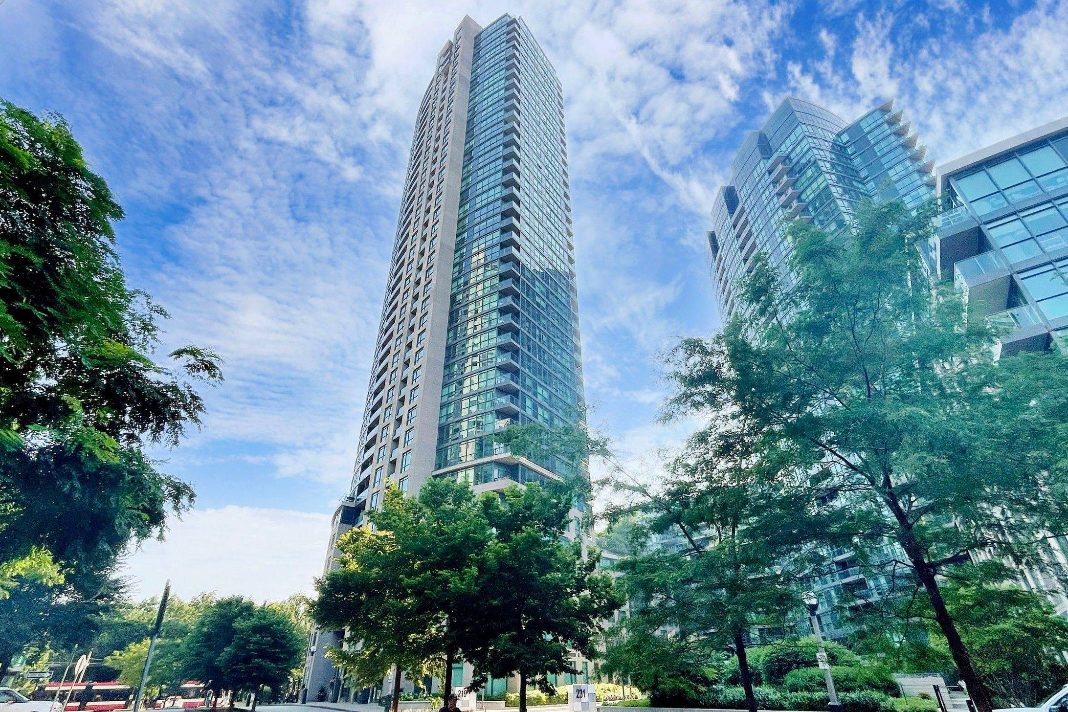 Toronto C01, ON M5V 1B1,219 Fort York BLVD #2205