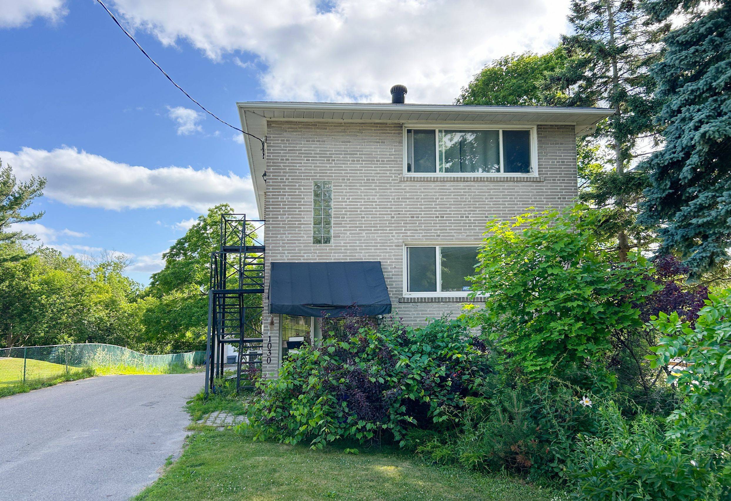 1030 Ravine RD, Oshawa, ON L1H 4C8