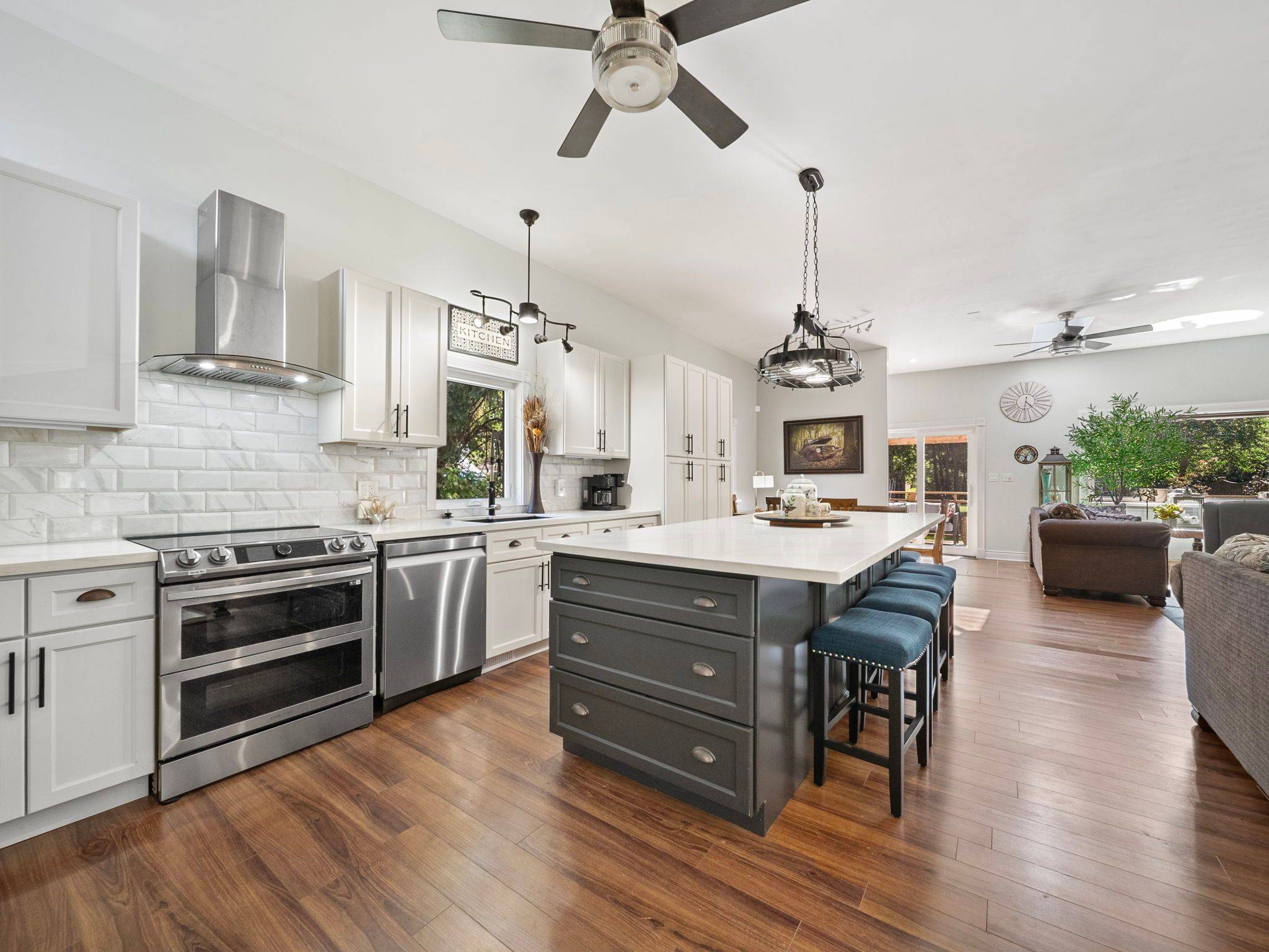 Orillia, ON L3V 5A6,445 Peter ST N