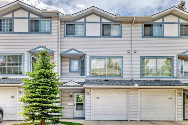104 Kingsland CT Southwest, Calgary, AB T2V 0S2