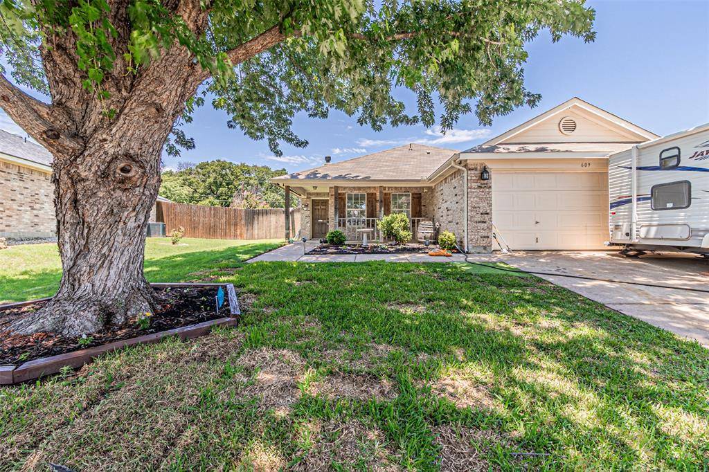 609 Tracy Drive, Azle, TX 76020