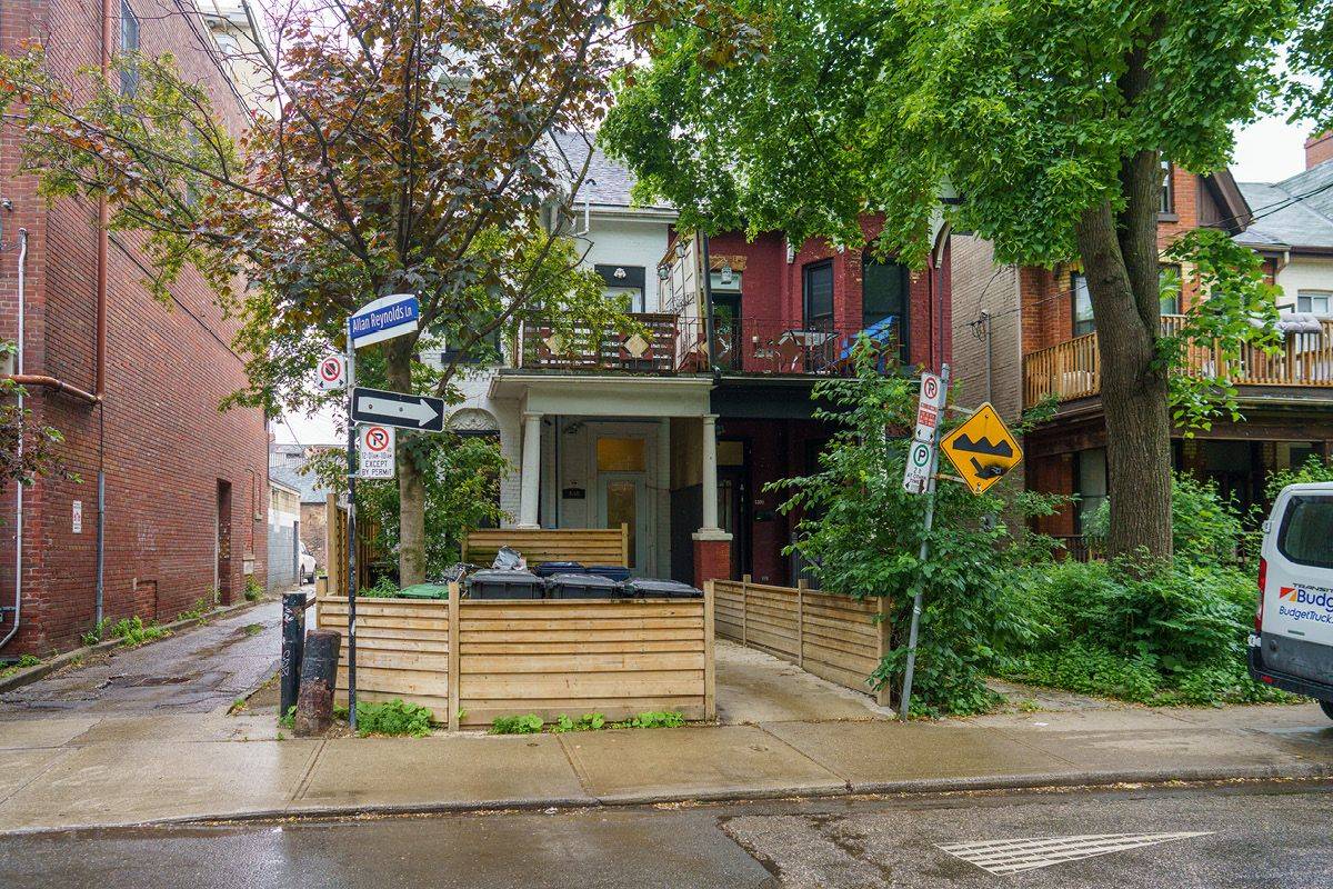 Toronto C01, ON M6G 2S9,400 Euclid AVE