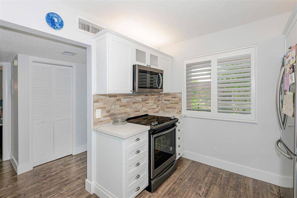 Weston, FL 33326,435 Lakeview Dr #203
