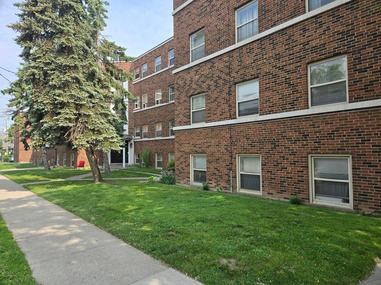 Hamilton, ON L8P 2S2,450 Aberdeen AVE
