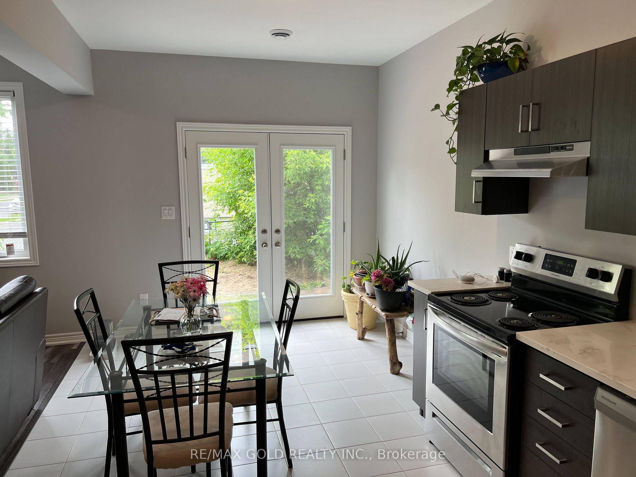 Welland, ON L3B 4B3,81 Grove ST