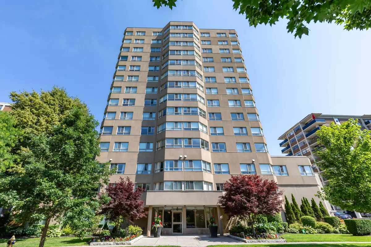 Toronto E03, ON M4B 3M8,4 Park Vista DR #604