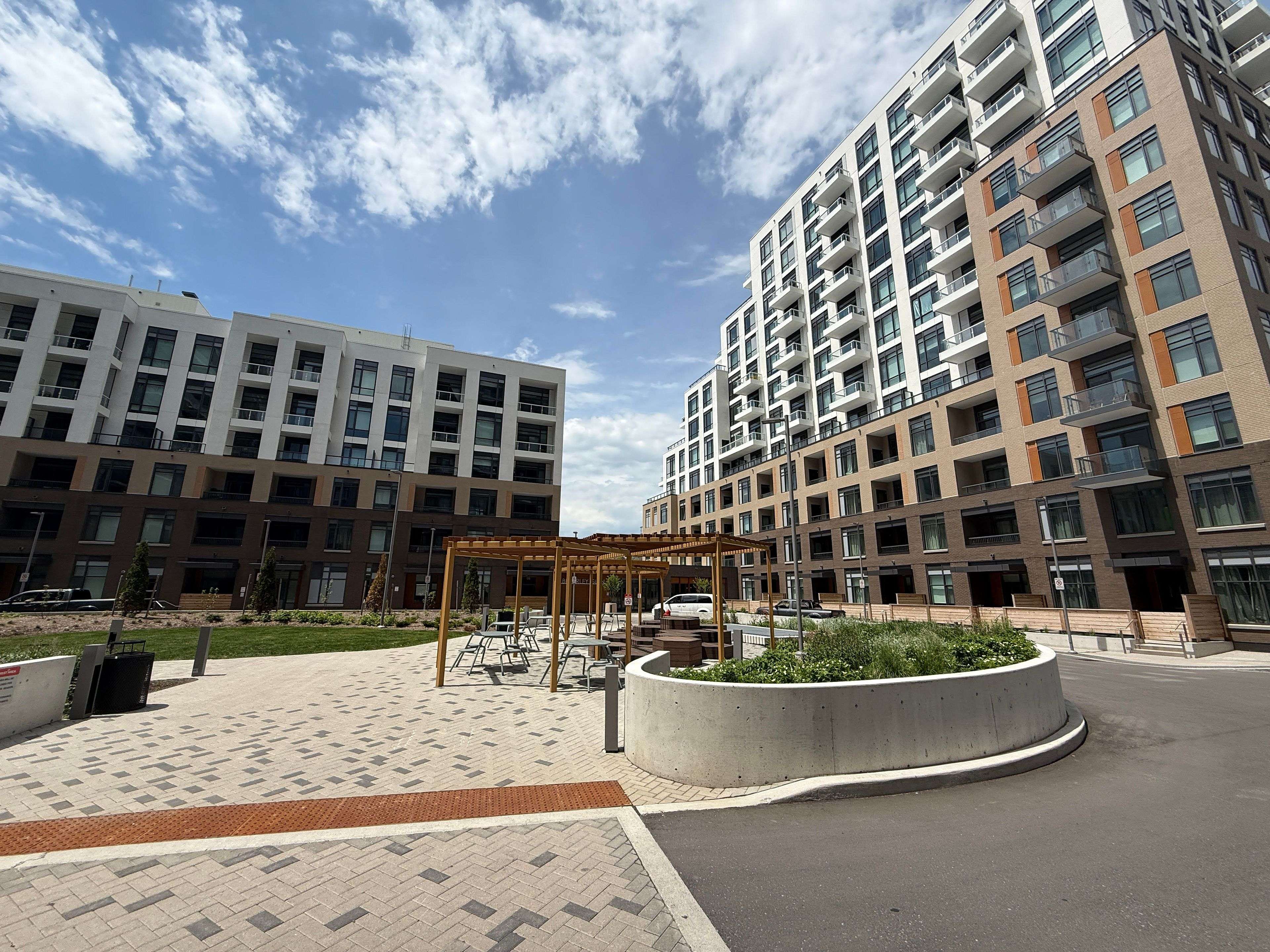 8 Beverly Glen ST #208, Vaughan, ON L4K 0L4