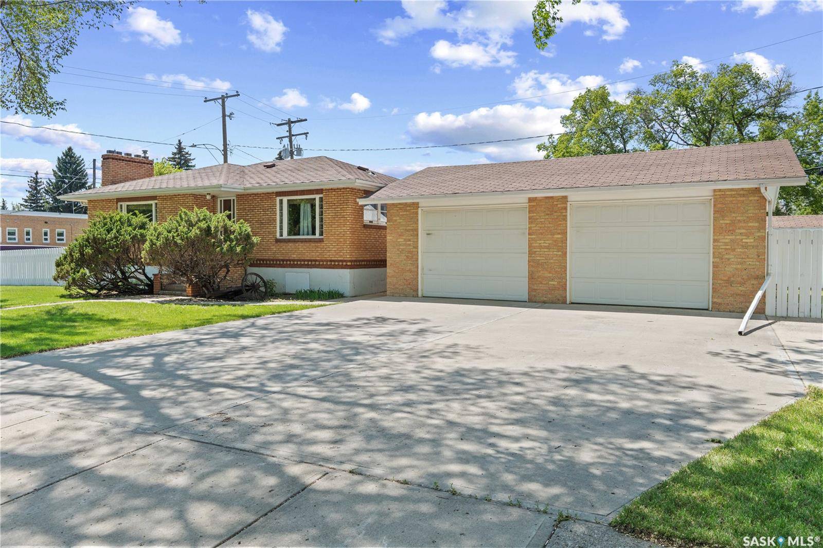 1102 Elgin AVENUE, Moose Jaw, SK S6H 4H1