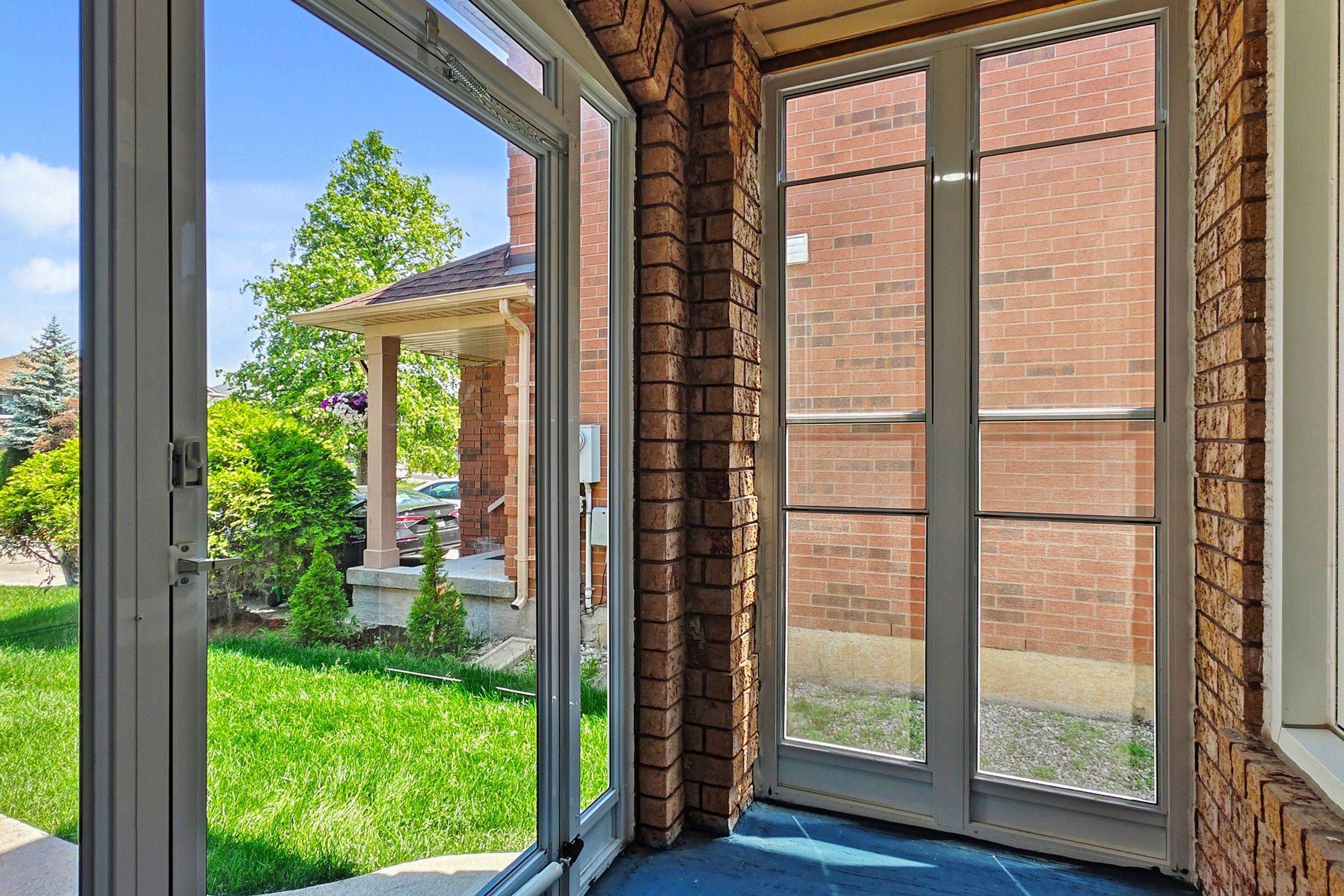 Brampton, ON L6R 1Y3,83 Dandelion RD