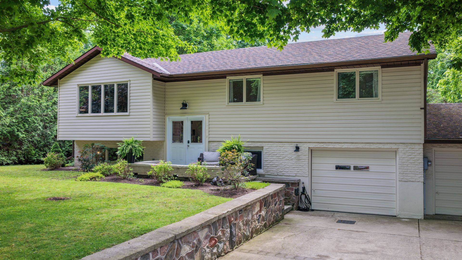 Bluewater, ON N0M 1G0,31 Main ST S