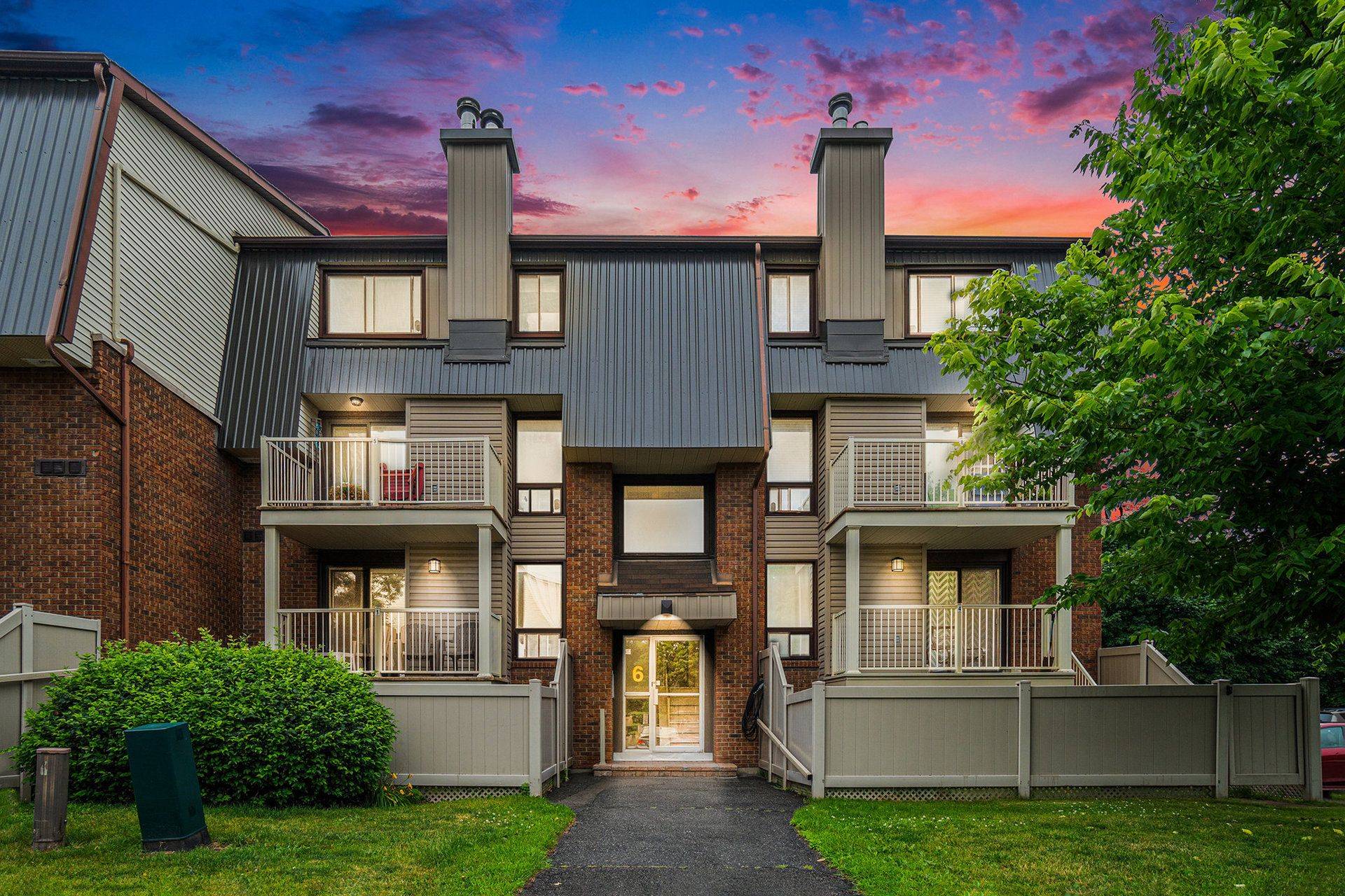 Barrhaven, ON K2J 2K4,6 Sweetbriar CIR #7