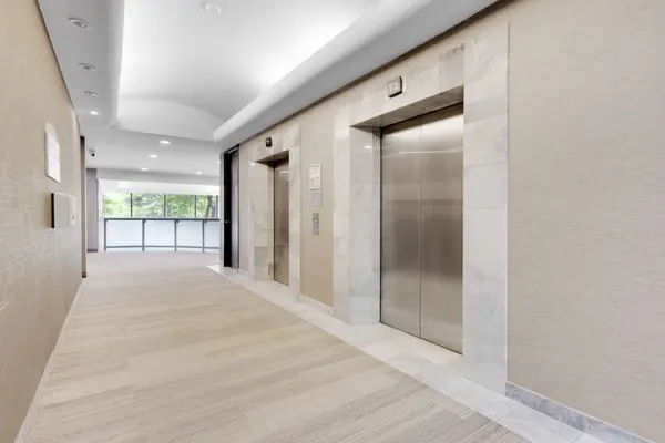 710 Dorval DR #401, Oakville, ON L6K 3V7
