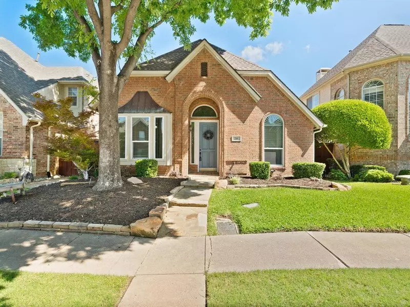 211 Heatherwood Drive, Irving, TX 75063