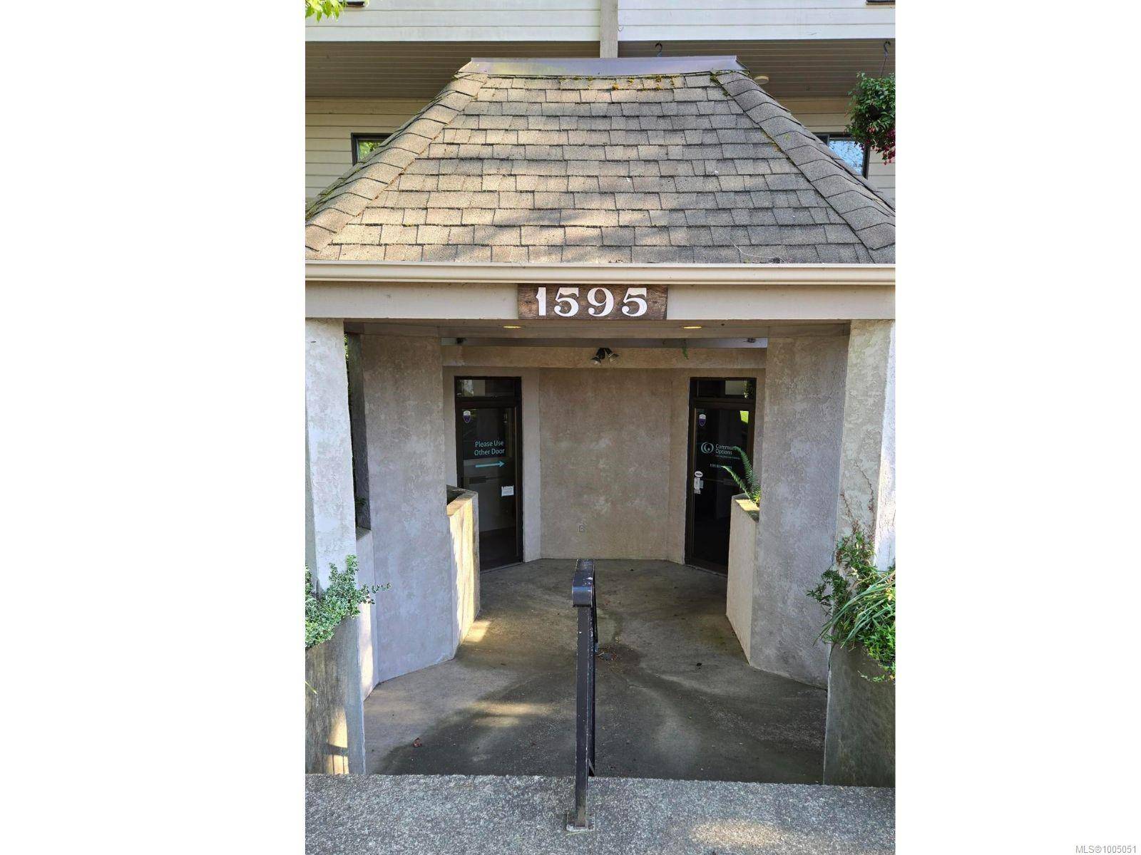 Victoria, BC V8R 2B5,1595 Bay St #1