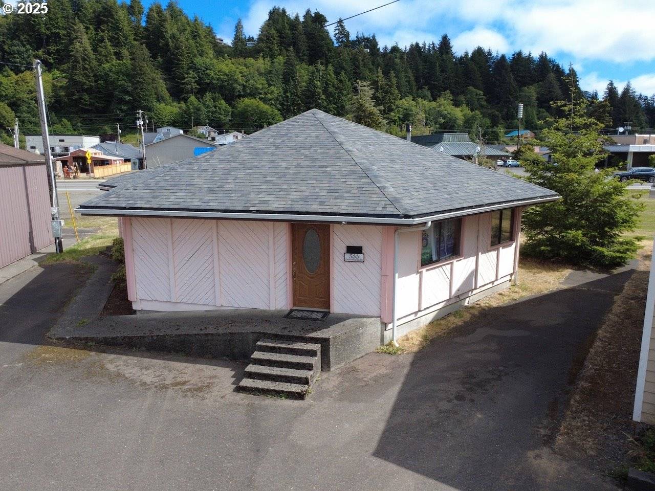 566 GREENWOOD AVE, Reedsport, OR 97467