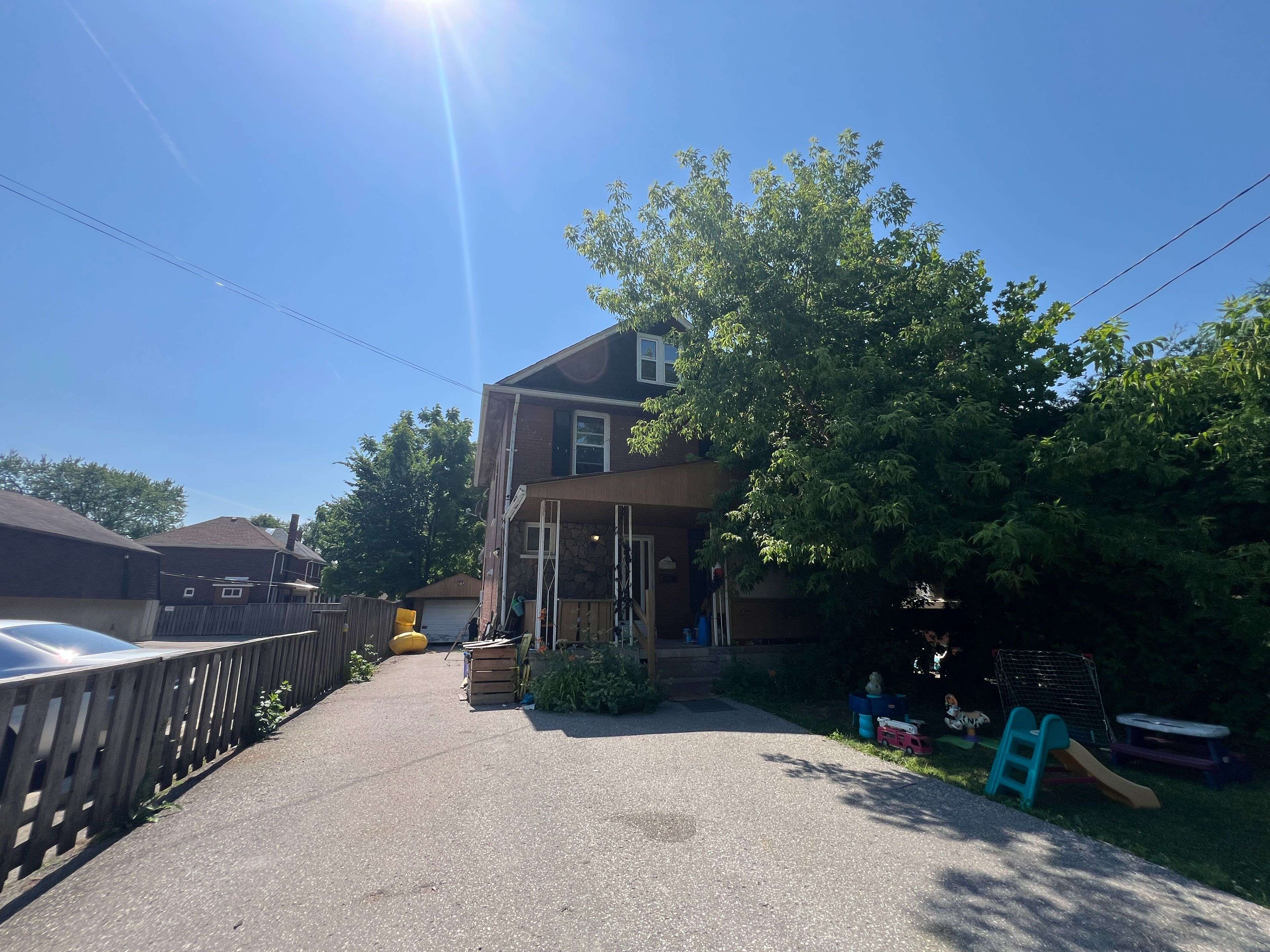 574 Simcoe ST N #1, Oshawa, ON L1G 4V3