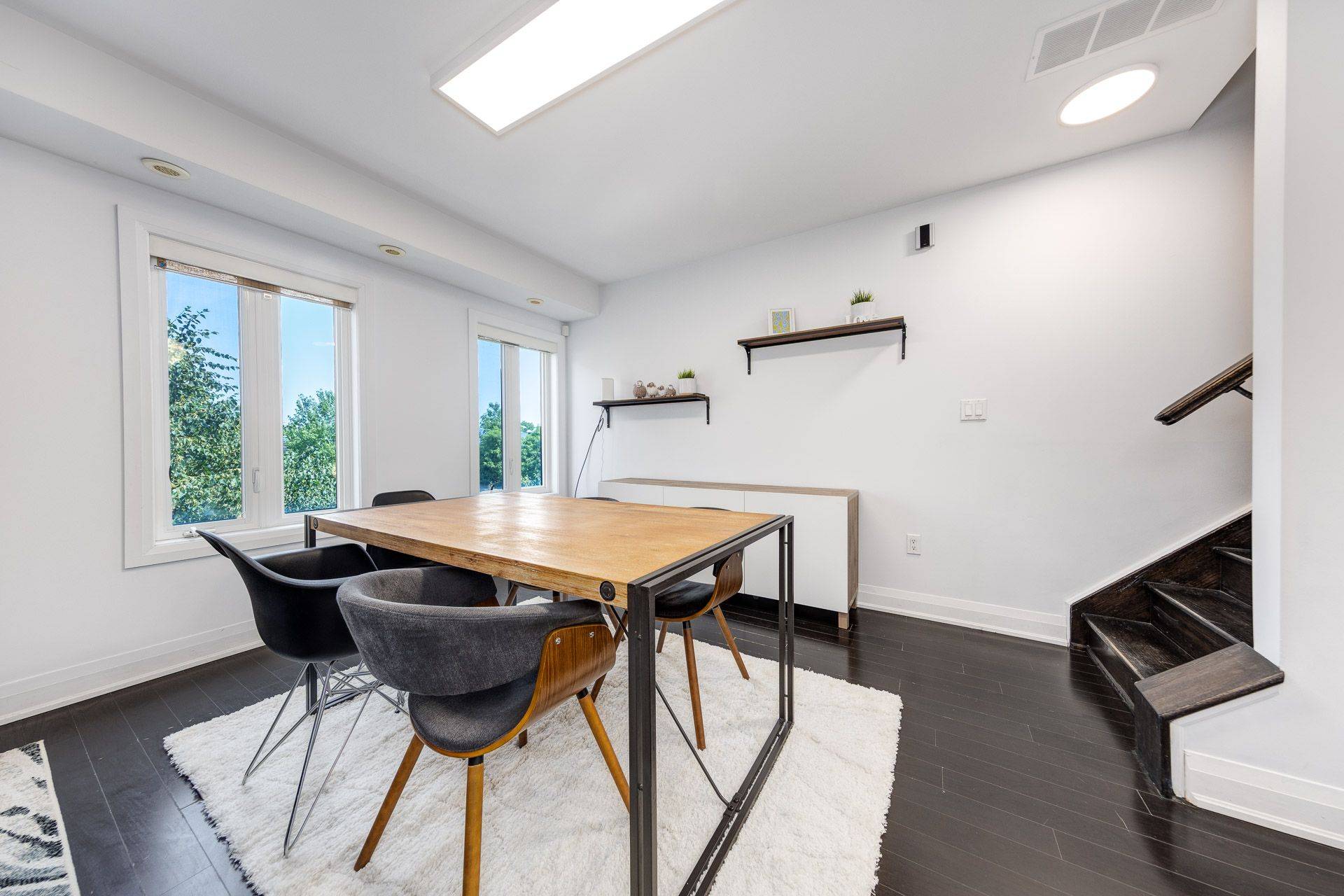 Markham, ON L3T 0B1,322 John ST #270