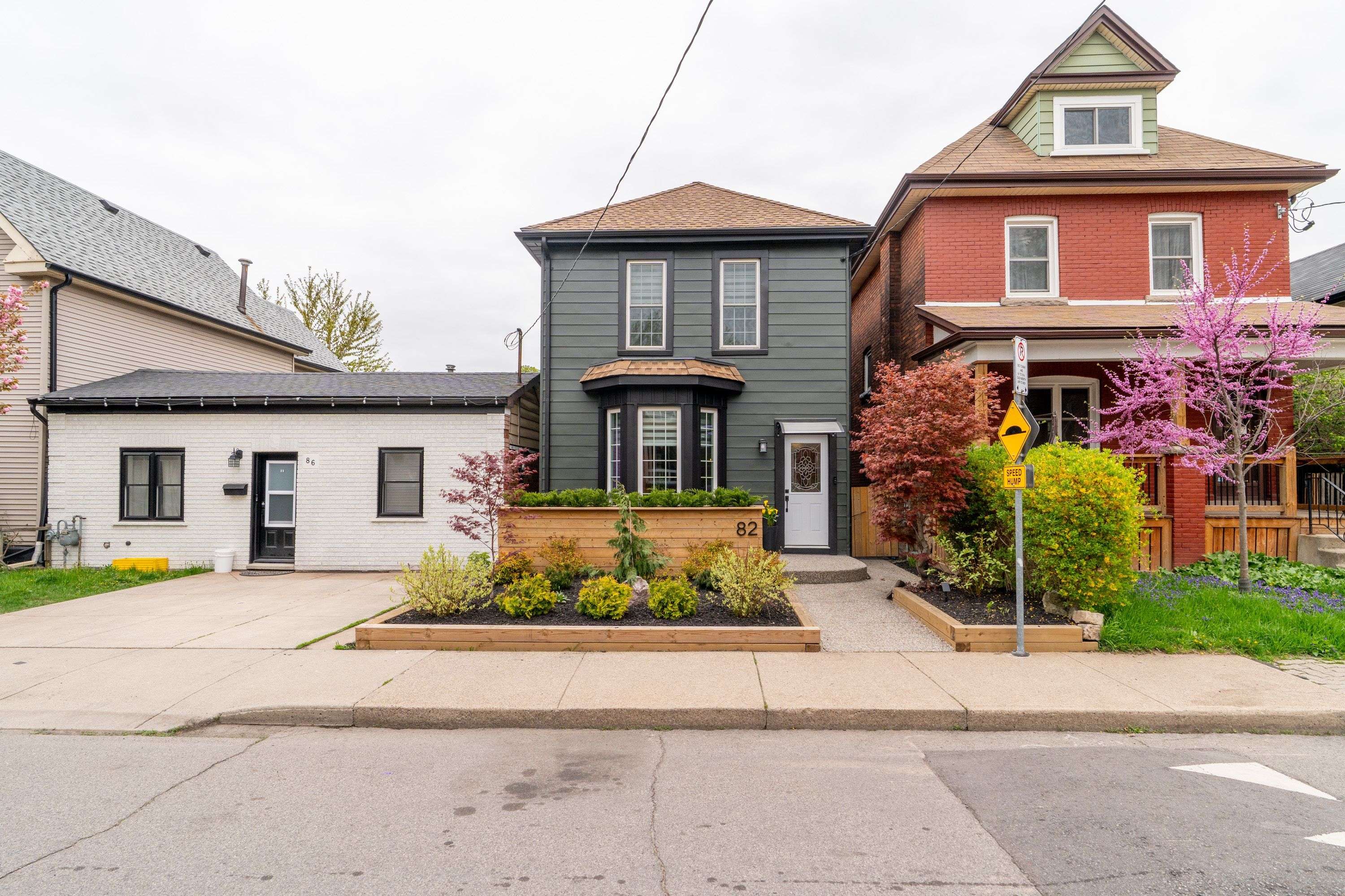 Hamilton, ON L8L 5M8,82 Oak AVE