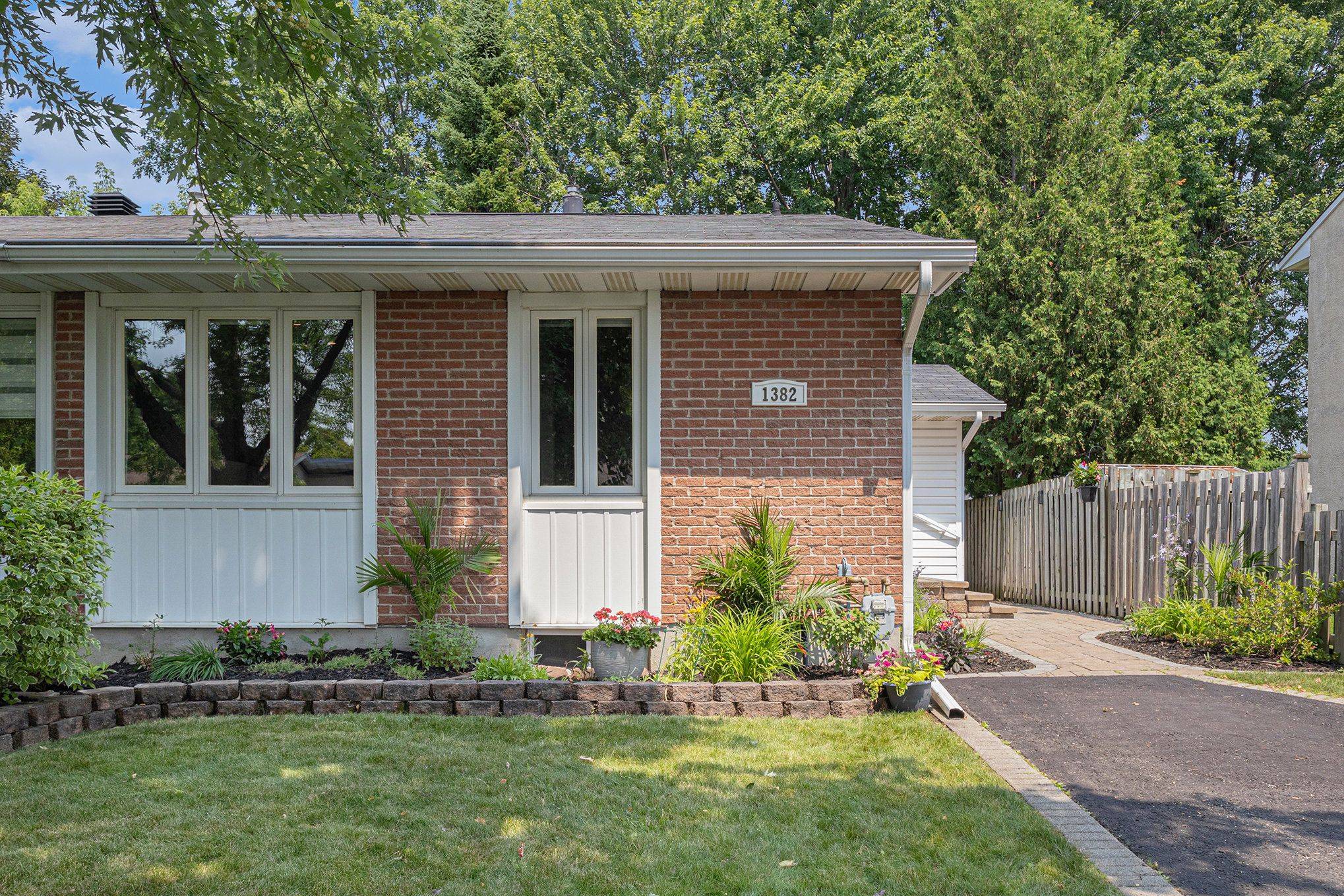 Cyrville - Carson Grove - Pineview, ON K1J 8E4,1382 Leigh CRES