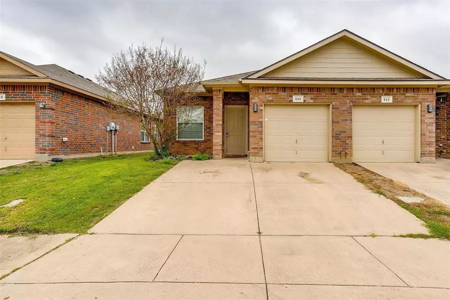 812 Walnut Street, Burleson, TX 76028