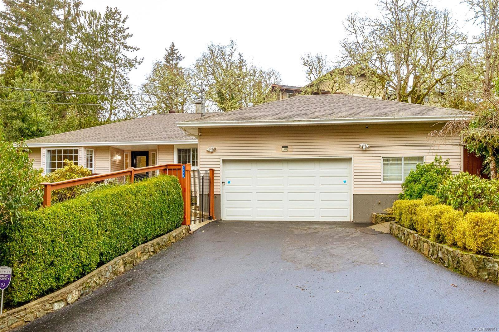 1018 Benvenuto Ave, Central Saanich, BC V8M 1A1