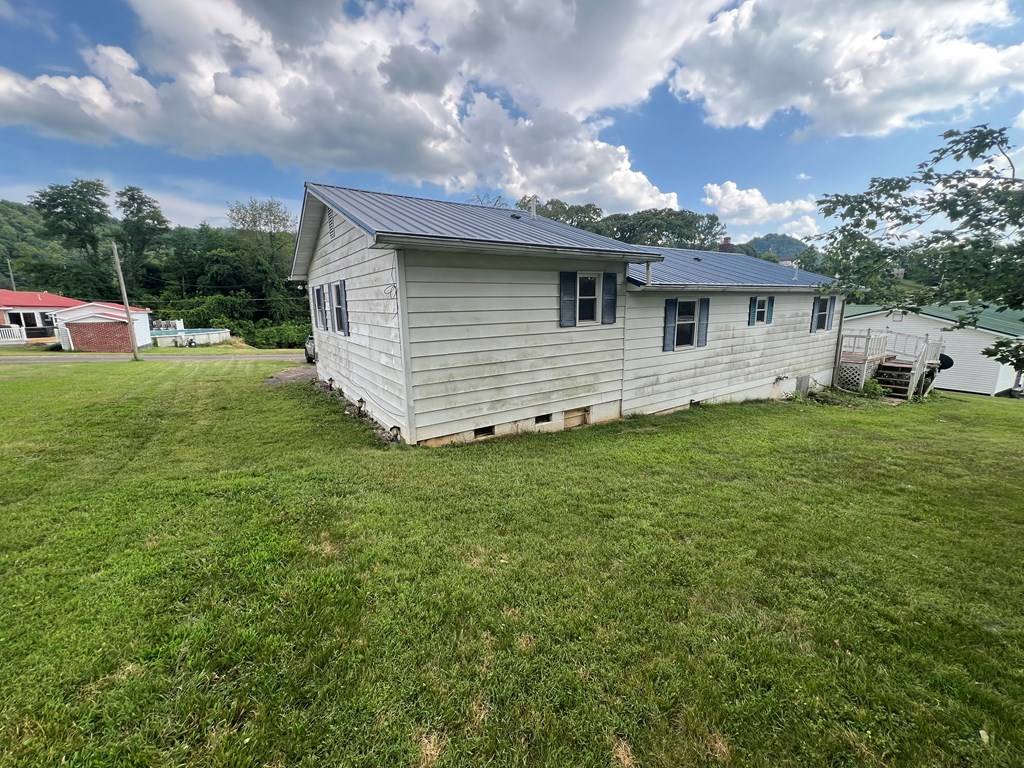 Cleveland, VA 24224,32 Middle Ave