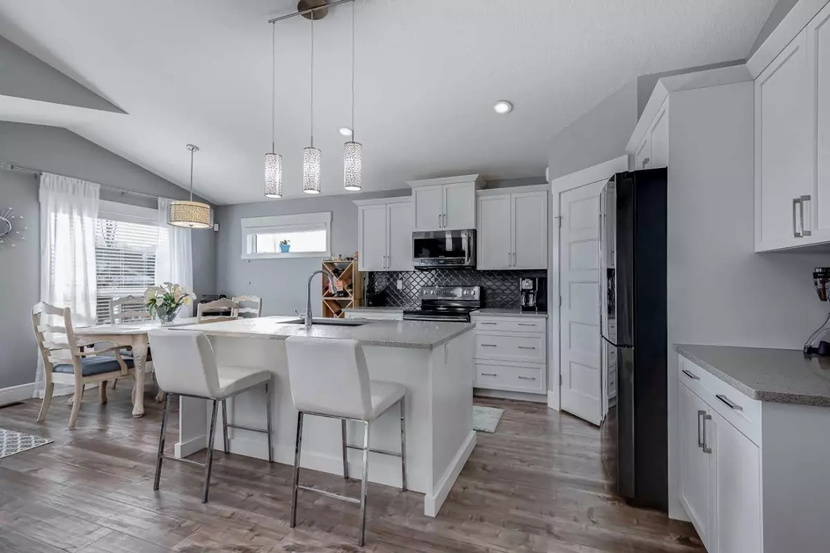 Penhold, AB T0M 1R0,27 Henderson CRES Northwest