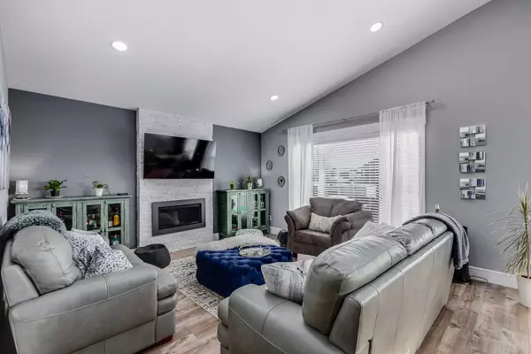 Penhold, AB T0M 1R0,27 Henderson CRES Northwest