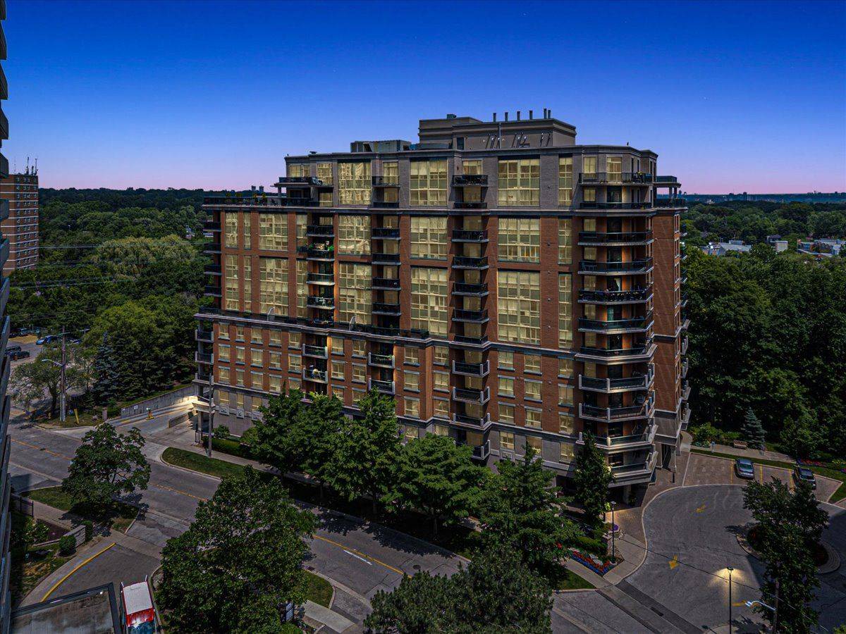 1 Lomond DR #802, Toronto W08, ON M8X 2Z3