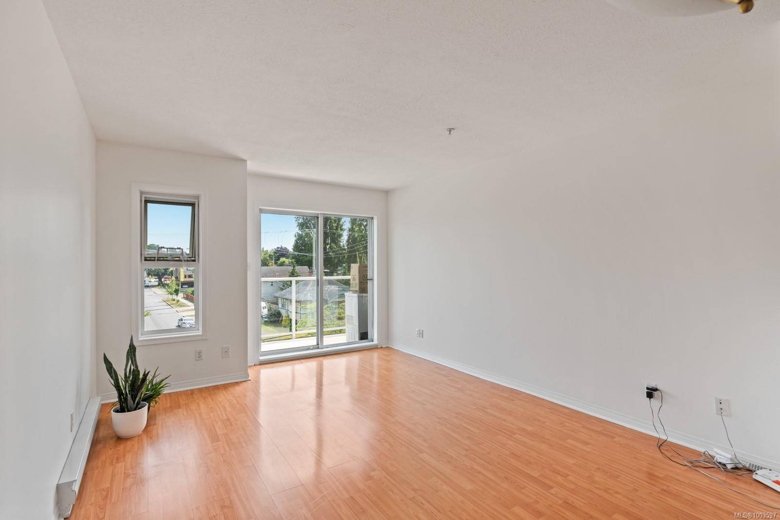 Victoria, BC V8T 2C2,1536 Hillside Ave #402